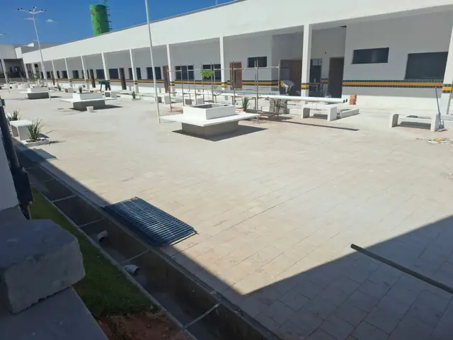 Bloco de salas em acabamento