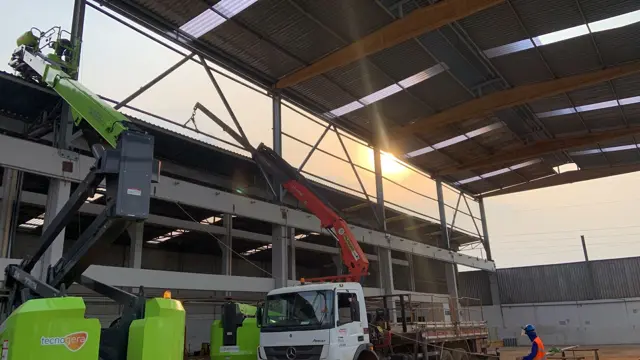 Montagem da estrutura no interior do galpão