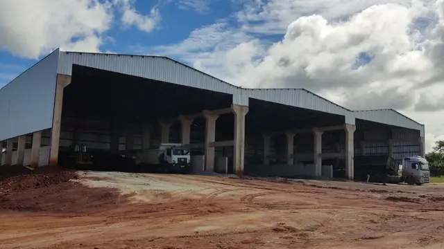 Cobertura em arco da usina de asfalto