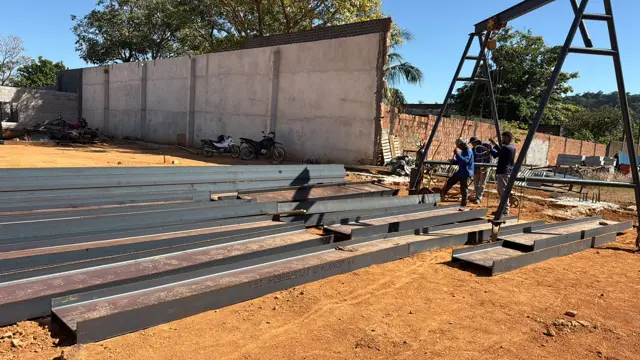 Perfis e telhas no canteiro de obras