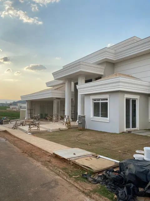 Fachada de residência no Condomínio Mirante